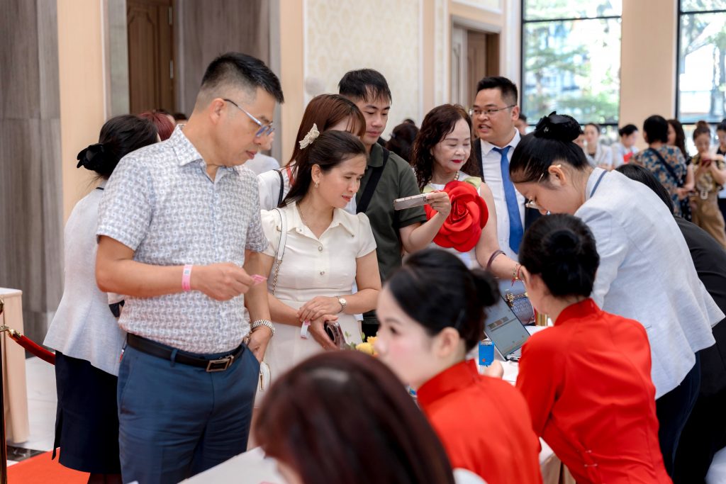 Giỏ hàng đầu tiên Hồng Hạc City thu hút hàng trăm khách hàng
