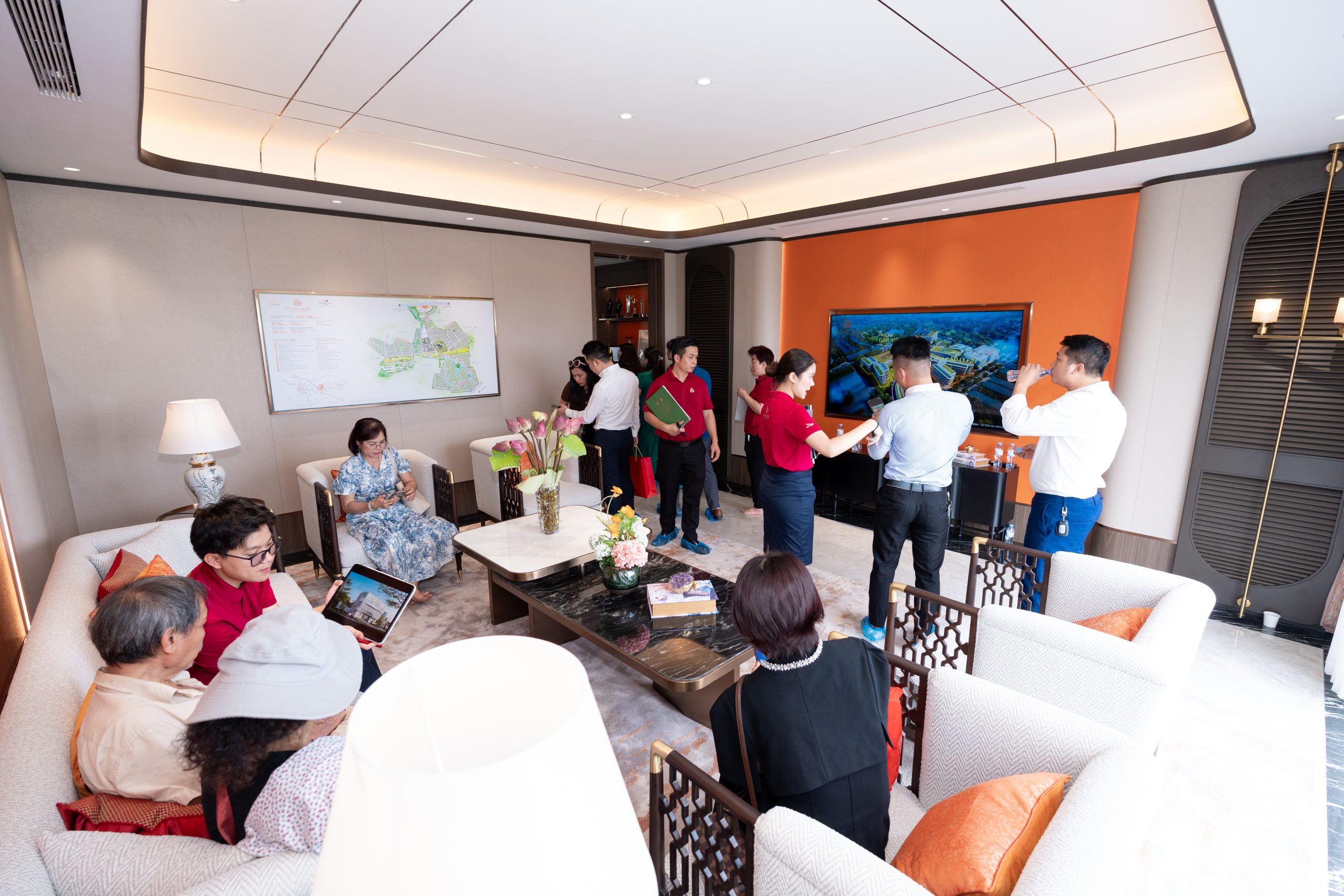 Những khách hàng như gia đình chị Ngọc Lan rất bất ngờ với cách thiết kế, vật liệu cao cấp được sử dụng tại căn hộ mẫu 