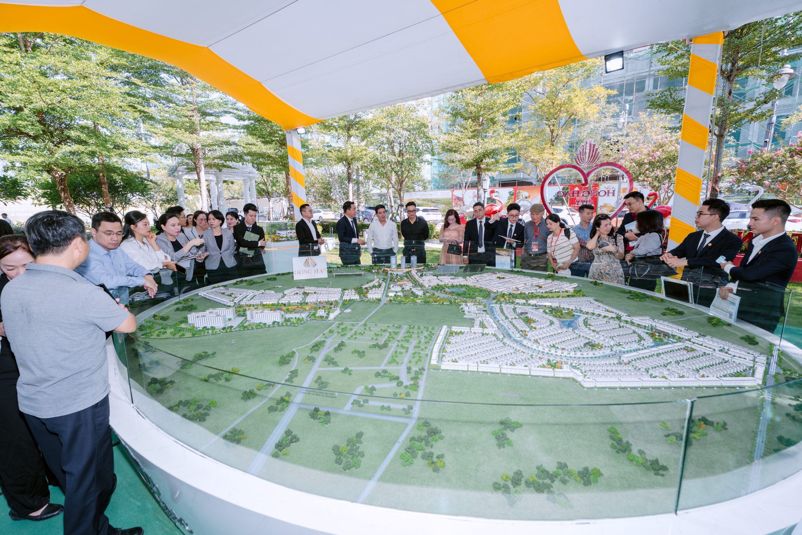 Nhà đầu tư tham quan mô hình, tìm hiểu thông tin dự án và hệ thống giáo dục tại Hồng Hạc City