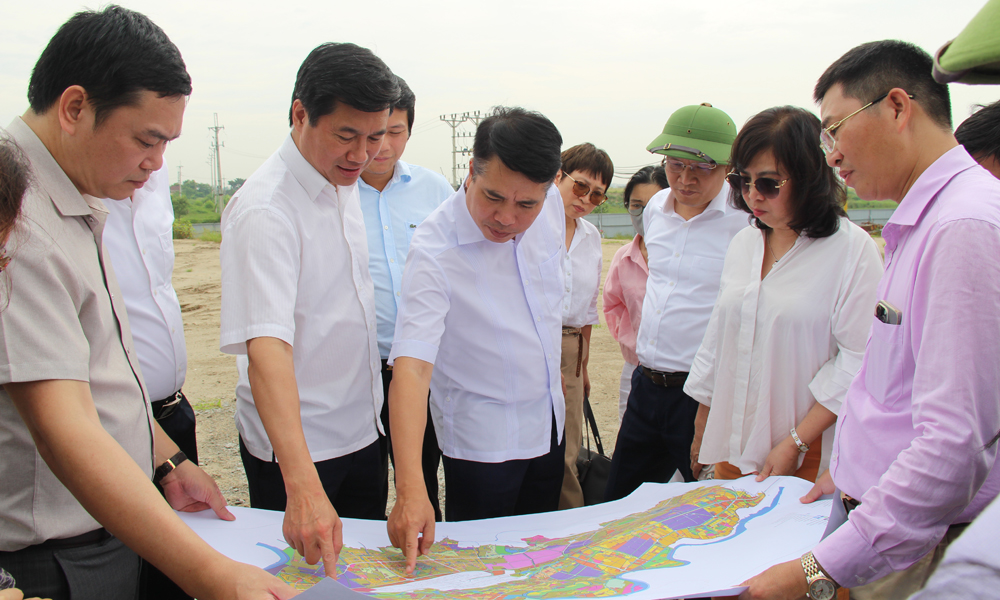 Thứ trưởng Bộ Xây dựng và các đại biểu xem quy hoạch Cảng hàng không quốc tế Gia Bình và các khu đô thị liên quan.