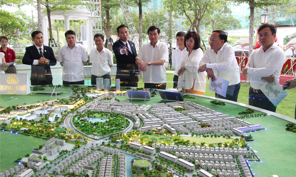 Các đại biểu nghe giới thiệu về quy hoạch Khu đô thị Hồng Hạc City.