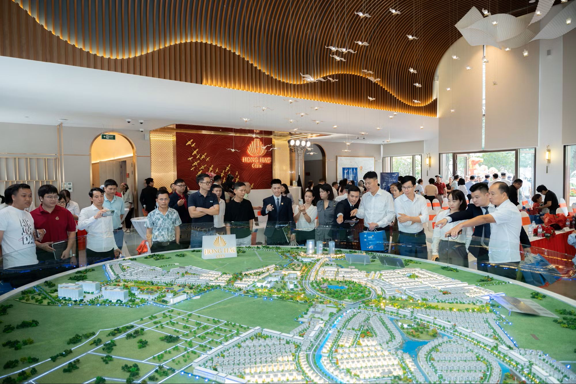 Các đại biểu tham quan phối cảnh tổng thể khu đô thị Hồng Hạc City.