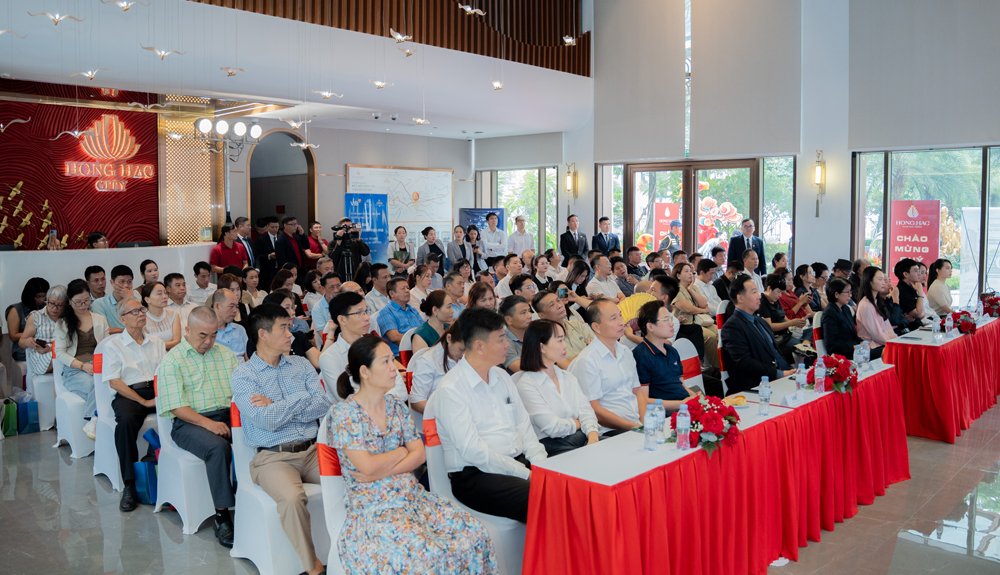 Sự kiện thu hút đông đảo các khách hàng và chuyên gia trong lĩnh vực bất động sản.