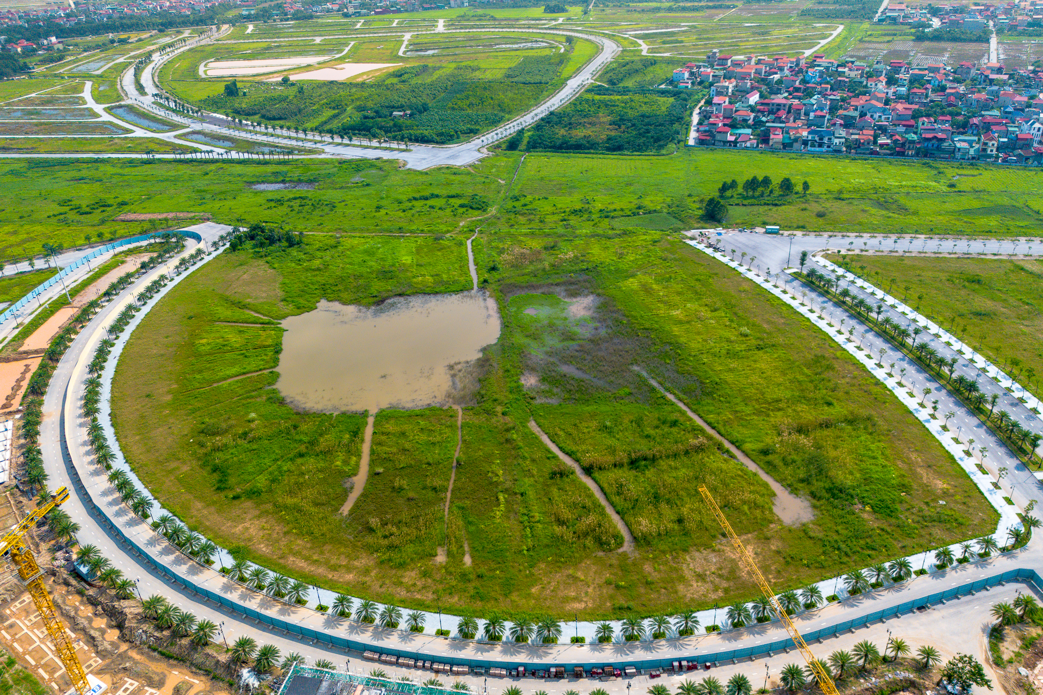 Bên cạnh đó, Hồng Hạc City chỉ cách tuyến Vành đai 4 khoảng 2 km, nằm gần các trục giao thông huyết mạch gồm quốc lộ 5, quốc lộ 17 và cao tốc Hà Nội – Hải Phòng, giúp cư dân di chuyển thuận tiện đến trung tâm Hà Nội trong khoảng 30–40 phút.