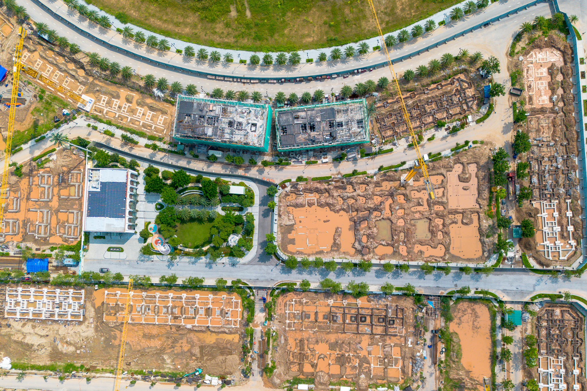 Ghi nhận tại công trường, Hồng Hạc City đã hoàn thiện hạ tầng trục chính và hệ thống cây xanh nội khu, tạo diện mạo ban đầu cho khu đô thị. Song song đó, công tác thi công tại phân khu Hồng Phát đang được triển khai, với lực lượng nhân công và thiết bị được huy động để bảo đảm tiến độ và hoàn thiện các hạng mục theo kế hoạch.