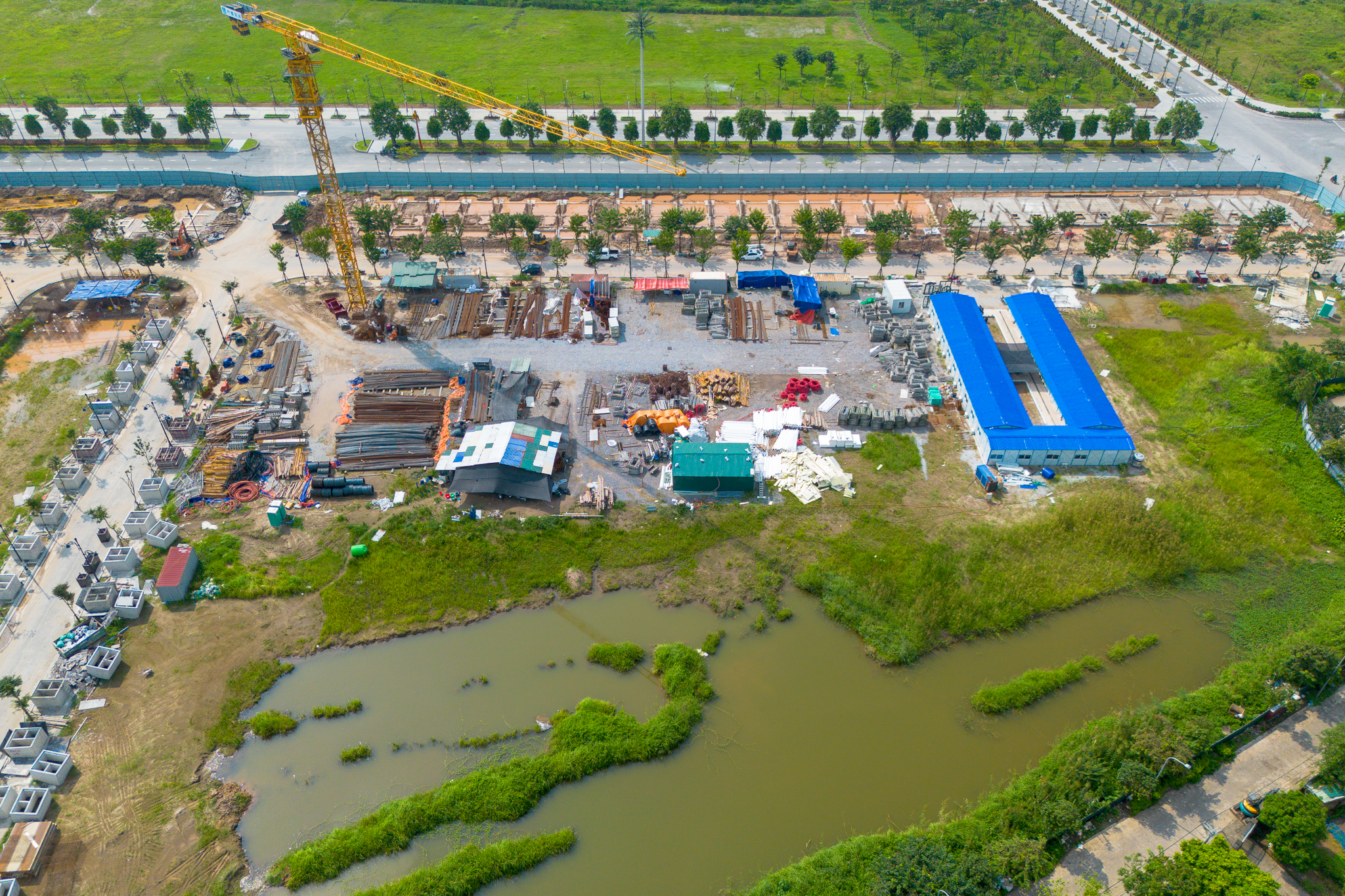 Theo anh Tuấn Anh – một môi giới bất động sản tại dự án cho biết, giá bán các sản phẩm tại Hồng Hạc City hiện ở mức khá cao. Cụ thể, nhà phố liền kề chưa hoàn thiện nội thất có giá khoảng 130–135 triệu đồng/m²; biệt thự song lập dao động từ 20–24 tỷ đồng/căn; trong khi dòng shophouse được chào bán ở mức 15–17 tỷ đồng/căn, tùy vị trí và diện tích.