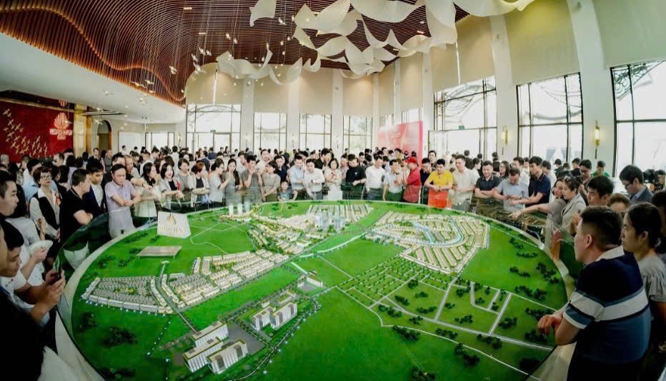 Sa bàn giới thiệu dự án Hồng Hạc City tại Bắc Ninh.